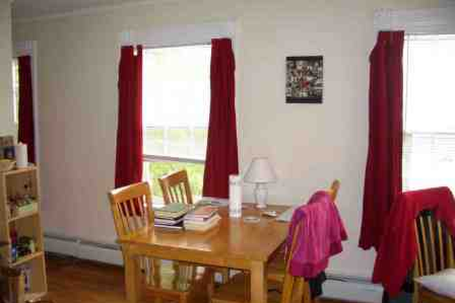 dining - Inman St/Prospect St/Broadway Cambridge/Ctrl.Sq furnished studio in a Post-doc house