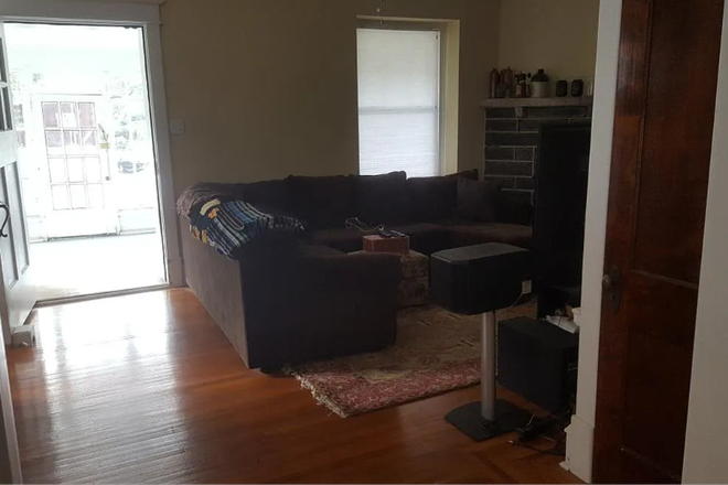 Living Room - 4 bedroom home 5 minutes from campus-looking for 4th roommate