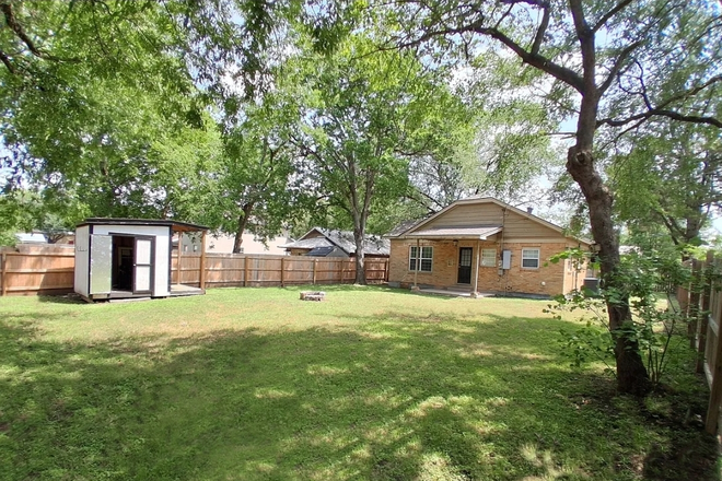 Back yard - 3 bedroom 2 bathroom house near downtown Bryan
