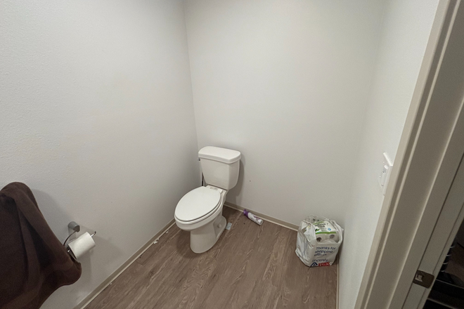 Bathroom - Single Room - Plaze Verde II Apartment, Summer Sublet