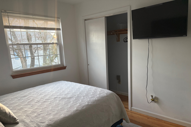 Photo - Bedroom in a house close to Campus in Stamford