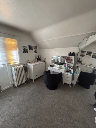 bedroom - Room on The Hill Triplex