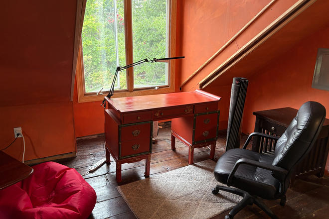 study room - 3rd floor private apartment in colonial home, full bed and bath, study room, parking,