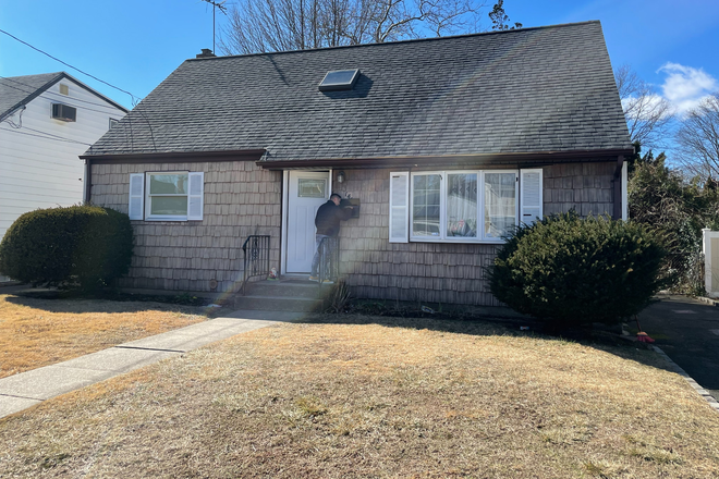 Street View - Still Available June 1 ! 6 Bedroom 2 Bath House