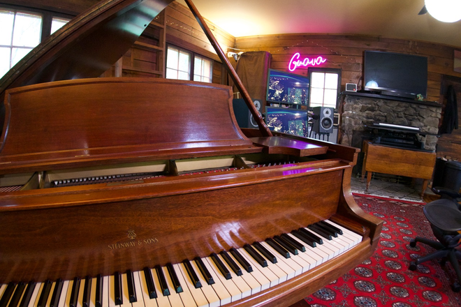 Steinway Model L - 1926 - Detail - Berklee Online Musician Retreat – Steinway, Yamaha U1 & Pro Studio in Hudson Valley, New York Apartments