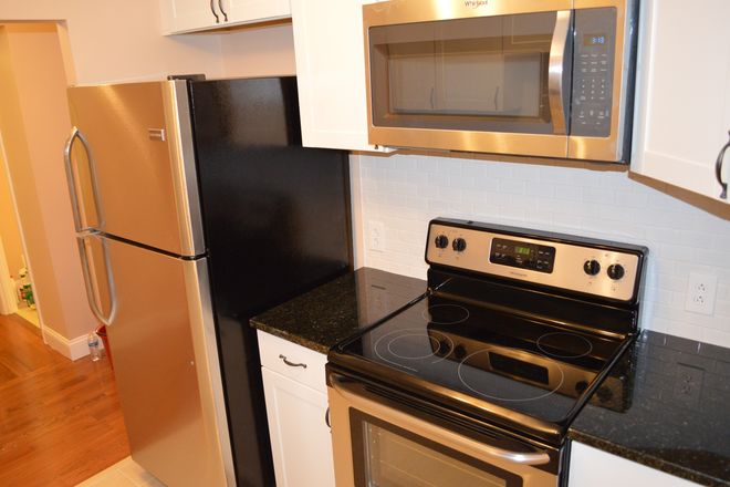 ... - MODERN 3 BED W/ IN-UNIT LAUNDRY CLEVELAND CIR Condo