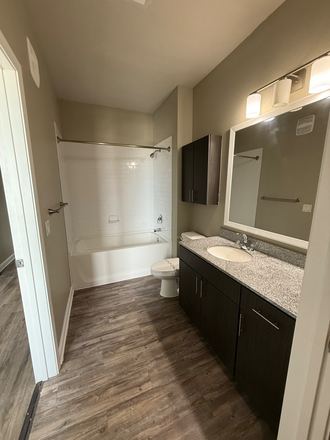 private bathroom - Single Room w/ Bathroom in 4x4 IQ Luxury Apartment (across the street from campus)