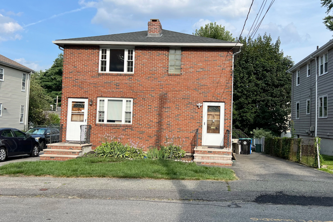 2nd floor unit. - On Cambridge line - Sunny 2 Bedroom Apartment on bus line to Harvard Sq. Family friendly community.
