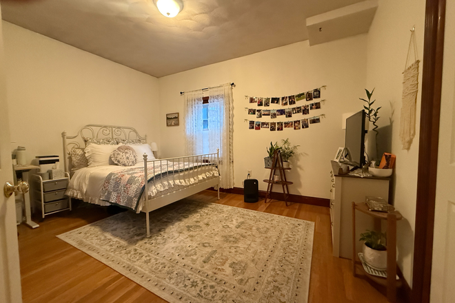 Bedroom - Private Room Sublet Available for May 1 - August 31 in 4 bed 2 bath