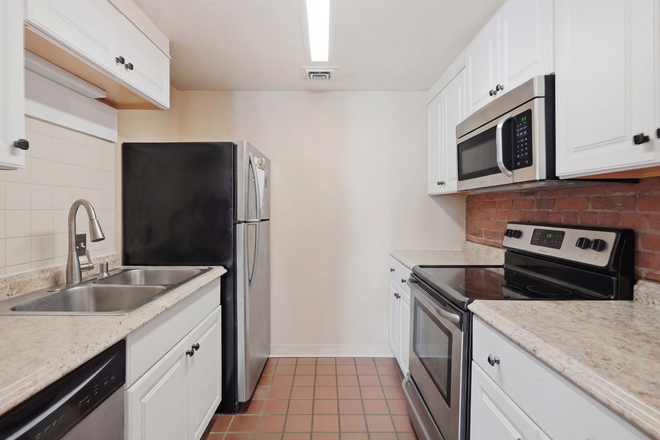 . - **NO BROKERS FEE!** Spacious 2 bed in Fenway! Avail 9/1/26!! Apartments