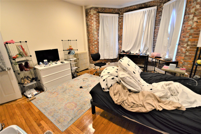 Bedroom - Rare 5 bedroom 1.5 Bath Close to Campus !! Apartments