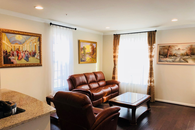 living room - Townhouse near UMD