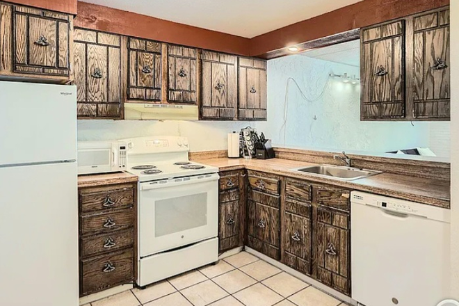 The kitchen. - 2-Bdrm 1-bath apt, W/D,AC, patio,4th flr, gym, pool,walk to CU-avail 8/1 (720-581-3491)