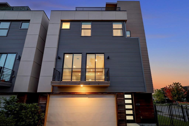 Outside of building - Perfect Summer Sublet Near Rice – Furnished Room + Rooftop Access