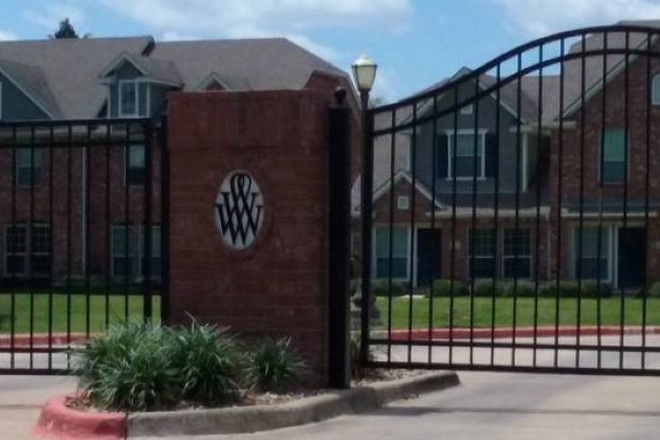 Entry Security Gate - Engineering Students in a Large Furnished&Supplied Townhome are Looking for 2 Studious Students