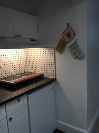 Kitchen - Two-bedroom basement apartment w/ private entrance