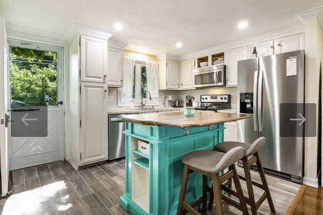 Kitchen - Adorable cottage near beach and campus Apartments