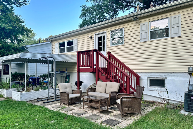 Backyard - Clean, Quiet, Furnished Grad House 10 min bike ride fr UMD. Utilities, Wifi, Cleaning, Bike included