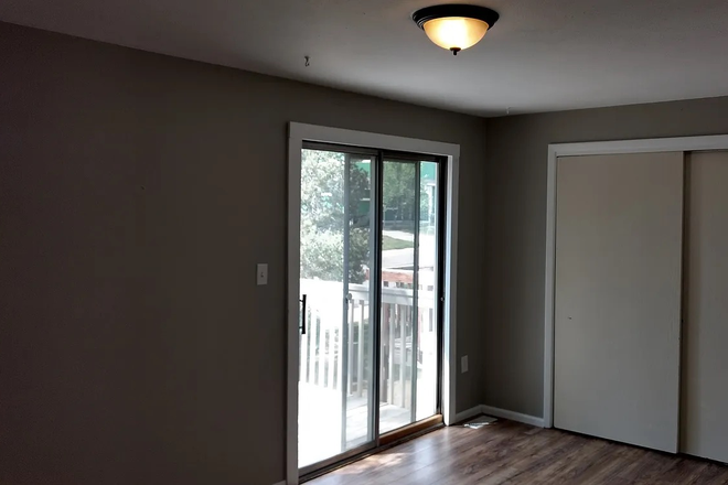 Room for rent with large closet - Private bed/bath in Lafayette townhouse