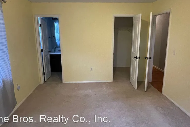 Main Bedroom - Room for rent (furnished, ensuite bathroom); 15 min walk to campus; parking space House