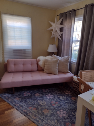 sitting room - Charming Cape Cod Steps from Miami U & Silvoor Preserve House