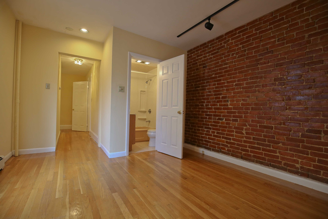 Living room - Great 2-bedroom apartment near MIT for July 1