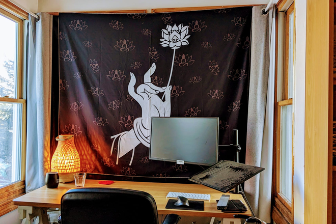 Desk - Big Bedroom/Summer Sublet (May-August)/Move-in date flexible