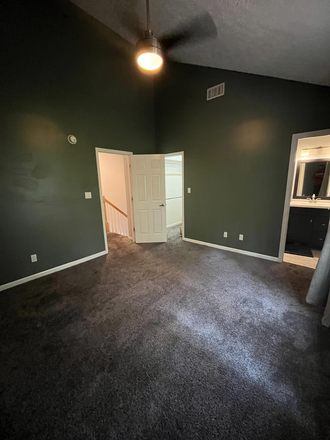 attached bathroom and walk in closet - Split a Town House 7 minutes from campus