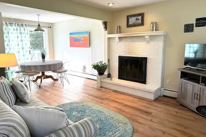 Living Room - Coastal Cottage 7 miles from URI, on RIPTA bus route House