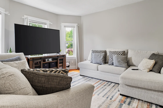 Living room 2/2 - 1 Bed Available in 5-bed 2-bath on 282 Boston Ave, Unit 2 Apartments
