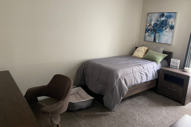 Third bedroom - Remington Forest- 5 minutes to beach and 15 minutes to MUSC House