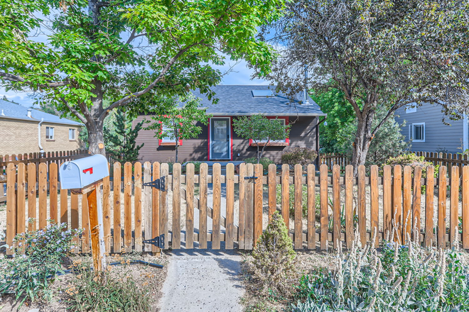 front yard - Newly Renovated Downtown Home