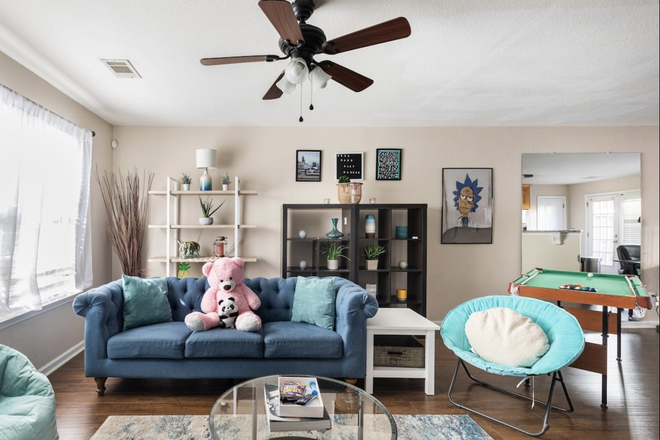 Living Room - Simple Artsy Space 850/Utilities Included Townhome