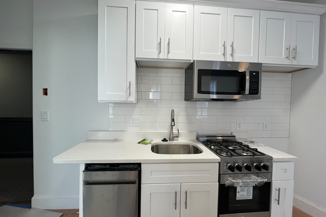 Kitchen - Newly Renovated 2-Bedroom Apartment in Fenway – HEAT AND HOT WATER INCLUDED!