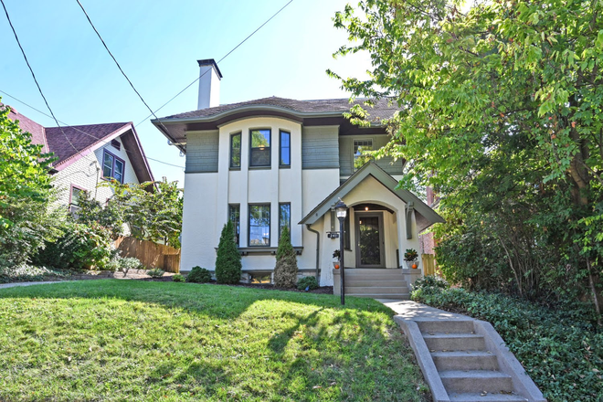 Front Yard - 6 Bedroom House for Sale in Clifton Gaslight District ($549,000)