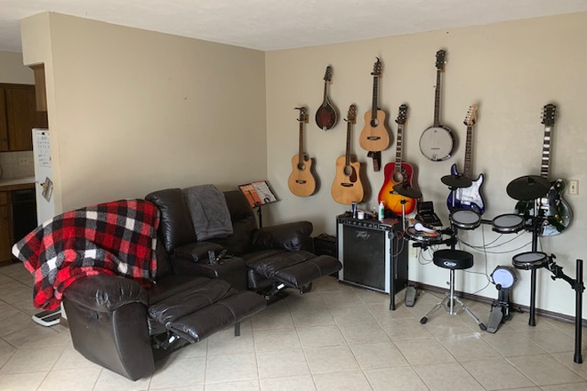 1 - 919 E. Ridgecrest (2bed-1bath-2car) $1150 February Lease House