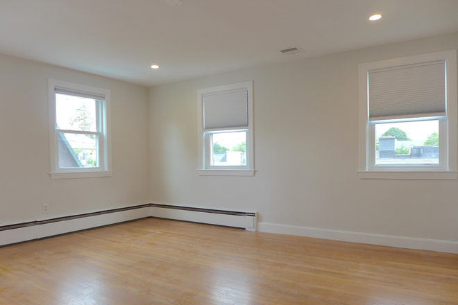 bostonrealtyonline.com - Modern Brighton Center Two Bed with Stylish Office Addition