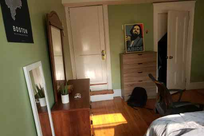 Bright bedroom fully furnished at 333 Commonwealth Ave at 1350/month incl all utilities & WiFi - 0.2 Mile to BC Main Campus, 2 Rooms Available Now or Jan 1, C/A,  Incl All Utilities & WiFi, No Fee Apartments
