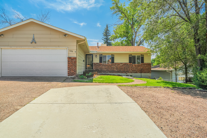 Front Yard - Welcome to The Paris House — Your Room Near UCCS