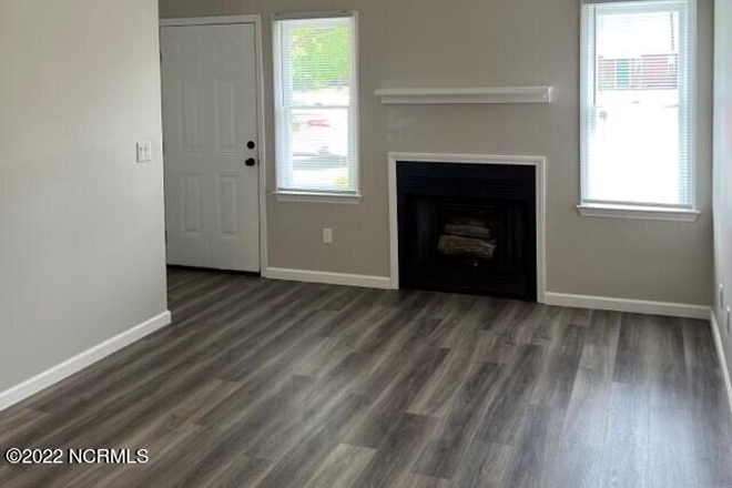 LR - 2 Br 2 Bath, close to campus, Newly renovated Duplex