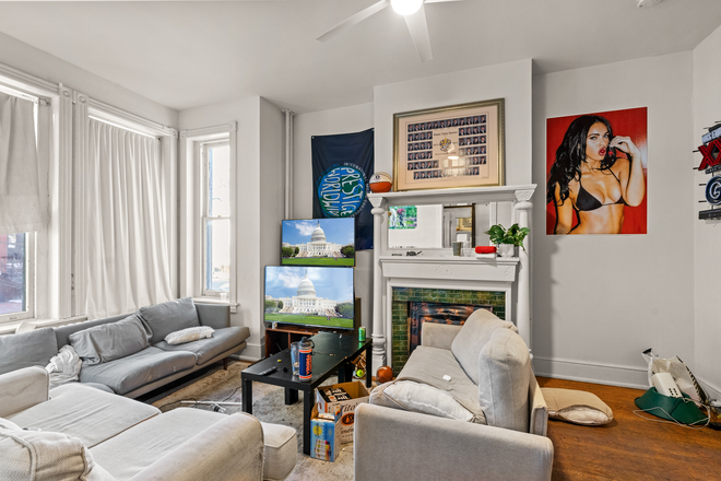 Living Room - Large 5 Bedroom Townhome Steps to GU Campus