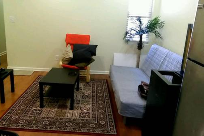living room - TEMPLE STUDENTS - CLOSE TO CAMPUS -3BR, 1BA Apartments