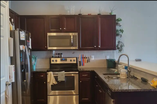 Kitchen - Looking for 1 or 2 roommates Townhome