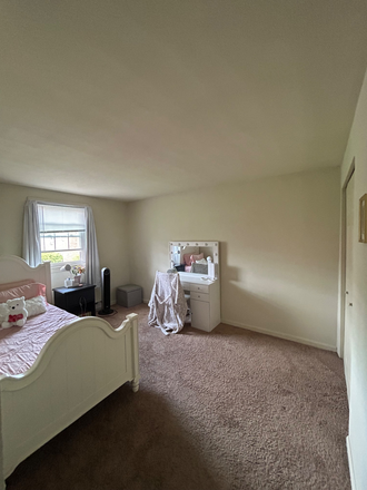 Bedroom - Townehouse of Amherst, Summer Sublet