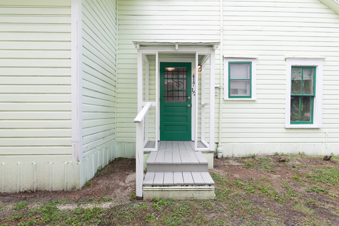 Front stoop - Cozy 1 Bedroom 1 Bath 6 blocks from the center of town House