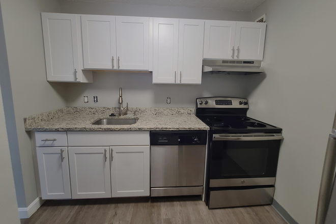 Kitchen - *Updated Two Bedroom Two Bathroom**  Move In Specials!  Next To Campus Apartments