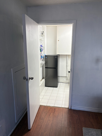 entrance to kitchenette - Bachelor basement apt, townhouse -Prime location Yorkville/Annex, very bright, utilities incl.