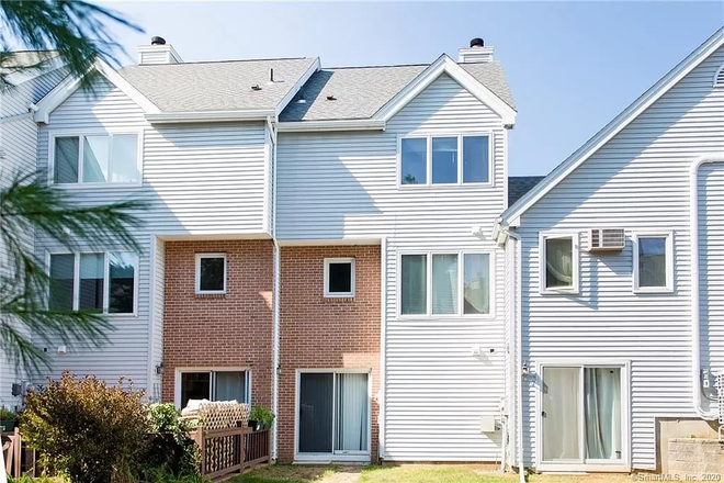 partment backview - 2-bedroom Apartment near Eastbrook Mall, 10 min driving to Uconn