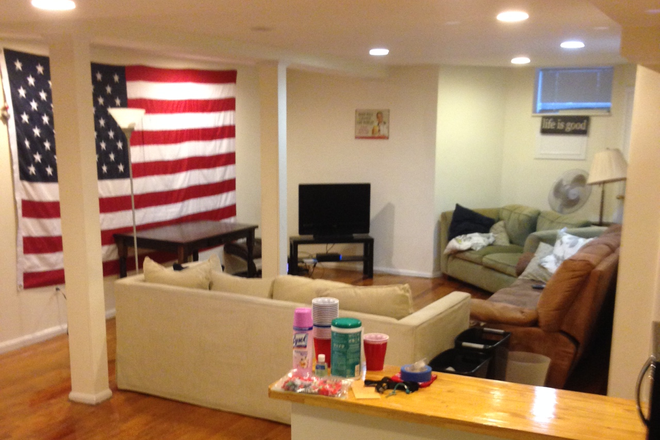 living room - Modern 3 BR apt close to BC. Best deal in town! Steal it TODAY! Rent NOW for 2026! NO FEE!