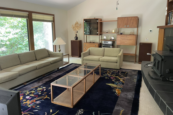 Living room - Spacious fully furnished home in lovely wooded neighborhood near UO